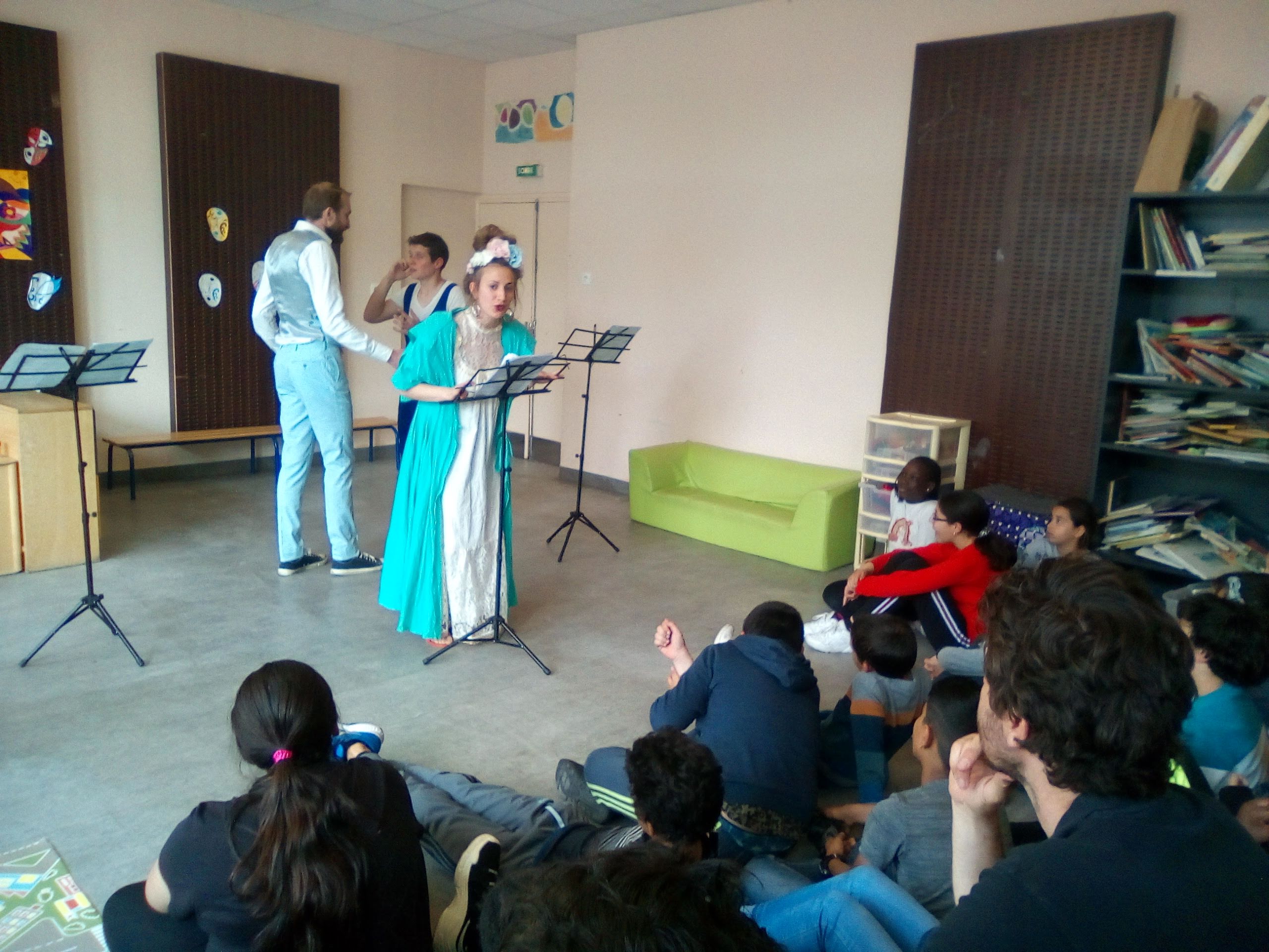 Lecture par des élèves du Samovar